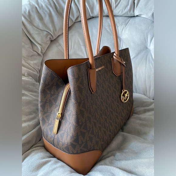 π₯SALEπ₯ (NEW)π Michael Kors Mercer Gallery MD Center Zip Tote - Picture 9 of 9